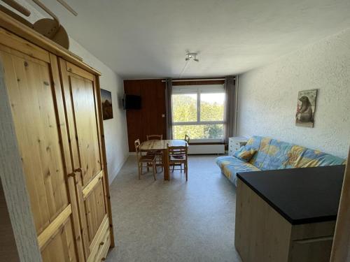 un salon avec un canapé et une table dans l'établissement Studio 4 pers, centre station avec WiFi, accès direct pistes et commerces - FR-1-787-66, à Laveissière