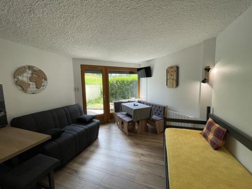 Studio rénové en cœur de station, accès direct extérieur, proche des pistes et commerces - FR-1-787-51