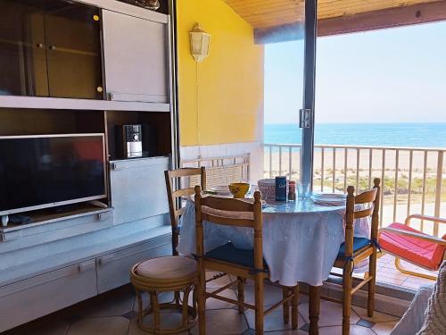 une salle à manger avec une table et une vue sur l'océan dans l'établissement Appartement T2 Mezzanine - Proche Plage & Commerces - Parking privatif - 5 Pers - FR-1-795-49, à Fleury