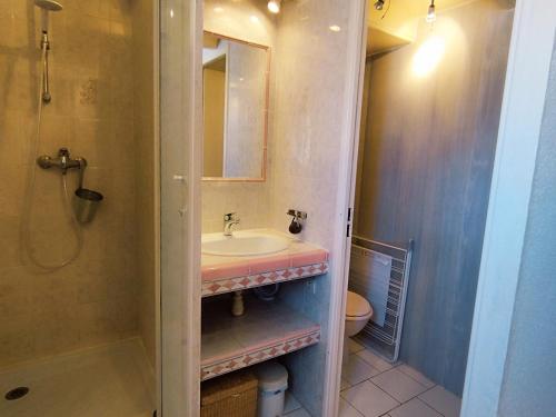une salle de bain avec un lavabo, une douche et des toilettes dans l'établissement Appartement T2 Mezzanine - Proche Plage & Commerces - Parking privatif - 5 Pers - FR-1-795-49, à Fleury
