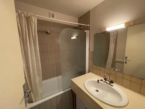 une salle de bain avec un lavabo et une douche dans l'établissement Duplex 6/8 pers. avec balcon en plein centre, proche des pistes et commerces - FR-1-787-52, à Laveissière