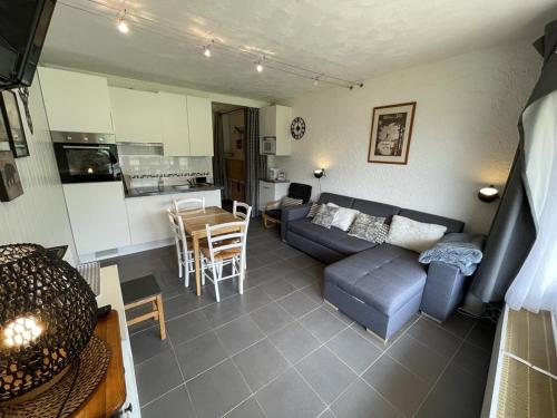 un salon avec un canapé et une table dans l'établissement Studio en centre station avec balcon, WiFi - FR-1-787-71, à Laveissière