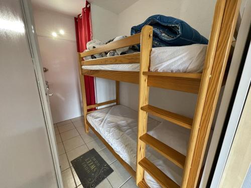 - deux lits superposés dans une petite chambre dans l'établissement Studio 4 Pers. au Centre de la Station avec Wifi et Animaux Admis - FR-1-787-73, à Laveissière