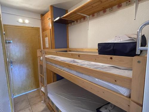 quelques lits superposés dans une chambre dans l'établissement Studio au pied des pistes avec Wifi, idéal pour 4 personnes, proche commerces et patinoire - FR-1-787-63, à Laveissière