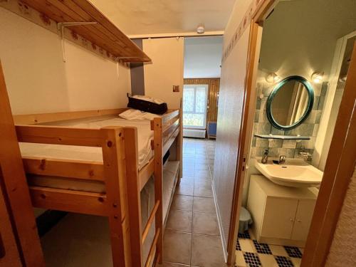 Cette petite chambre comprend des lits superposés et un lavabo. dans l'établissement Studio au pied des pistes avec Wifi, idéal pour 4 personnes, proche commerces et patinoire - FR-1-787-63, à Laveissière