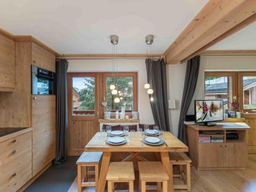 une salle à manger avec une table et des chaises en bois dans l'établissement Appartement cosy à Méribel, proche des remontées et commerces, 4 pers, balcon, WIFI inclus - FR-1-565-109, à Les Allues