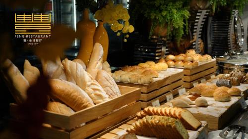a bakery with many different types of bread on display at Dongguan DongCheng International Hotel - Free shuttle buses for executive room guests during Canton Fair in Dongguan