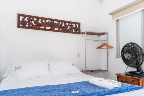 a bedroom with a bed with a fan and a window at Casa Hotel Victoria Real in Mariquita