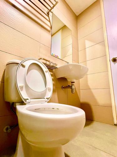 Un baño de Legoland - HappyWonder Suite for Family ,Cozy, Wifi with Nice Garden Pool View!