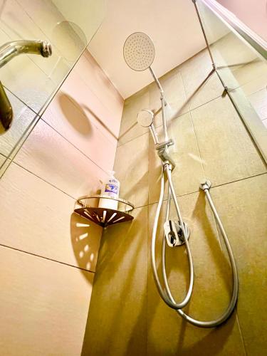 Un baño de Legoland - HappyWonder Suite for Family ,Cozy, Wifi with Nice Garden Pool View!