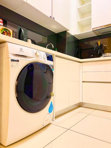 Una cocina o cocineta en Legoland - HappyWonder Suite for Family ,Cozy, Wifi with Nice Garden Pool View!