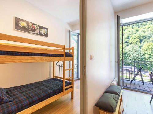 - une chambre avec 2 lits superposés et un balcon dans l'établissement Appartement cosy à Cauterets avec balcon, centre-ville, 2 chambres, pour 4 à 6 personnes - FR-1-401-296, à Cauterets