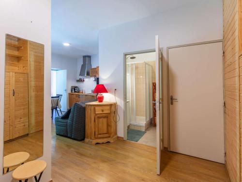 un salon avec une porte et une chambre avec une table dans l'établissement Appartement cosy à Cauterets avec balcon, centre-ville, 2 chambres, pour 4 à 6 personnes - FR-1-401-296, à Cauterets
