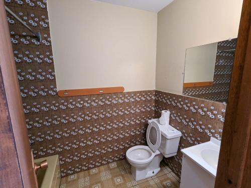 un bagno con un water e un lavandino di Tiny Wood Cottage 16 a Wasaga Beach