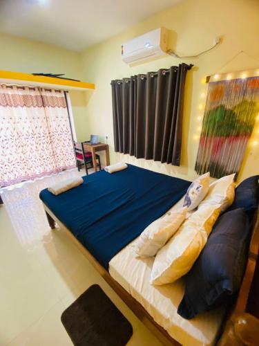 2bhk by the beachにあるベッド