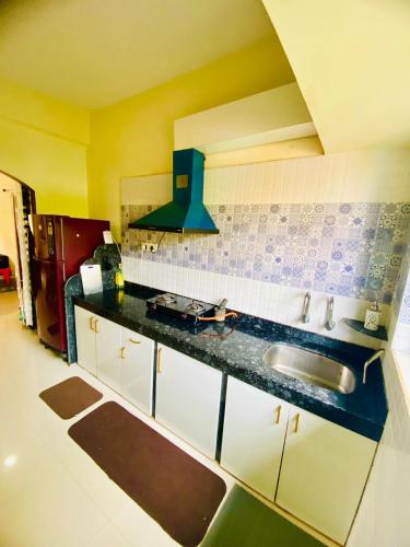 2bhk by the beachにあるキッチンまたは簡易キッチン