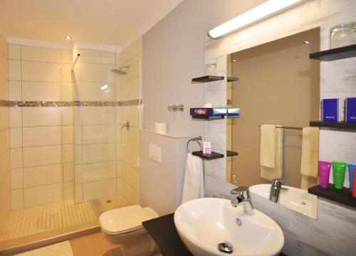 Ett badrum på Swakopmund Plaza Hotel