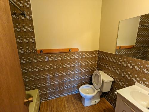 un bagno con un water e un lavandino di Tiny Wood Cottage 18 a Wasaga Beach