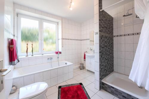 Ένα μπάνιο στο Ferienwohnung Ruraue