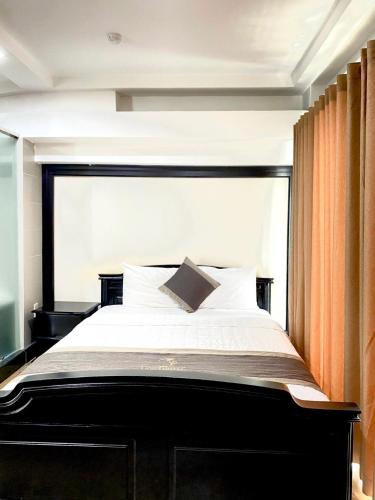 Ένα ή περισσότερα κρεβάτια σε δωμάτιο στο LION 7 HOTEL