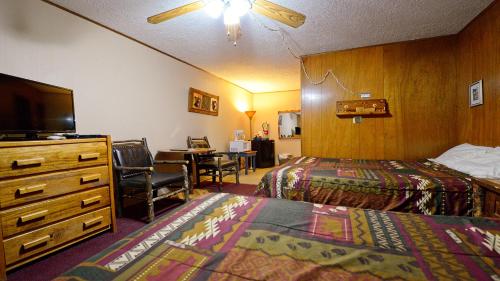 een hotelkamer met twee bedden en een bureau bij Arrowhead 06 in Red River