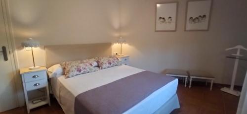 ein Schlafzimmer mit einem großen Bett mit zwei Lampen darauf in der Unterkunft Ca La Silvia Masboquera in Mas Boquera