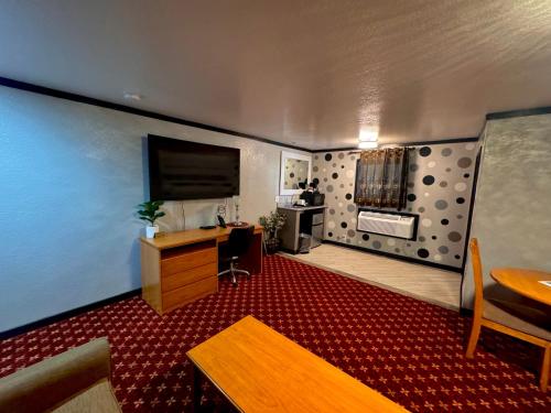 a room with a desk and a table and a room with a gmaxwell gmaxwell gmaxwell at Cascade Lodge - Central Bend Retreat in Bend