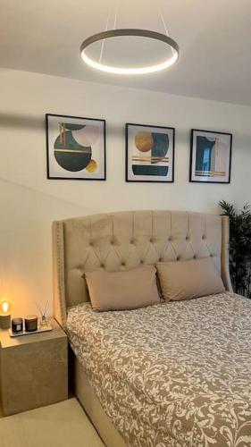 - une chambre avec un lit doté d'une grande tête de lit dans l'établissement Moderne et bien situé La Défense JO Paris 2024, à Puteaux