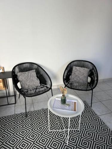 3 chaises et une table dans une pièce dans l'établissement Hébergement Studio, à Saint-Martin-des-Noyers