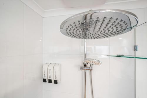 Port AdelaideBeach Stayz Semaphore Three Bedroom Apartment的浴室设有带玻璃淋浴头的淋浴