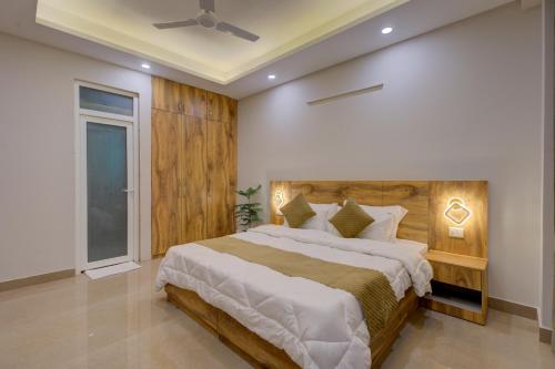 a bedroom with a large bed and a window at The Lodgers Luxury 1 BHK Serviced Apartment Near Golf Course Road Gurugram in Gurgaon
