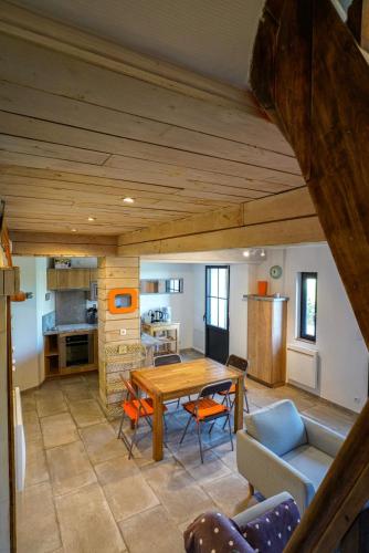 une cuisine et un salon avec une table et des chaises dans l'établissement La charmante au bord du cher, à Saint-Avertin
