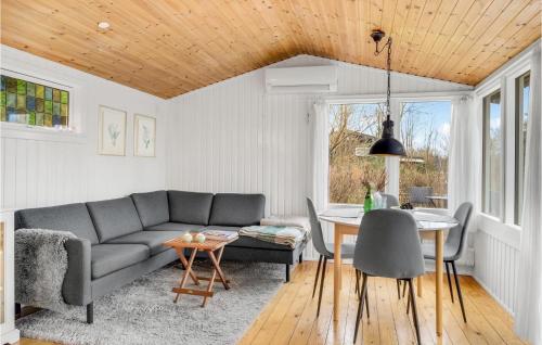 Posezení v ubytování Gorgeous Home In Ølsted With Wifi