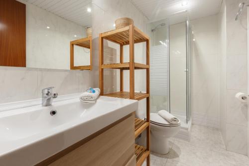 uma casa de banho com um lavatório, um WC e um chuveiro em PORTAL DEL ANGEL Barcelonastuff Apartments em Barcelona