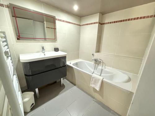 une salle de bain blanche avec un lavabo et une baignoire dans l'établissement Le Grenade - Spacieux 2 chambres Cannes centre 5min à pied, à Cannes