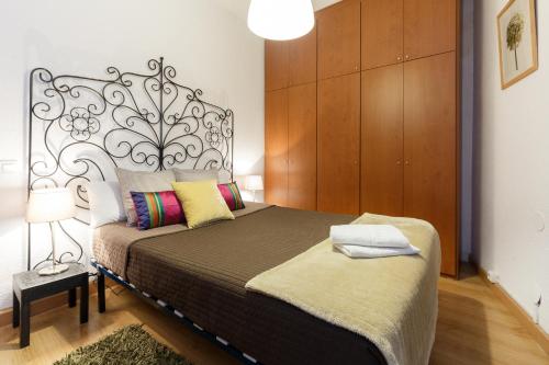 Tempat tidur dalam kamar di PORTAL DEL ANGEL Barcelonastuff Apartments