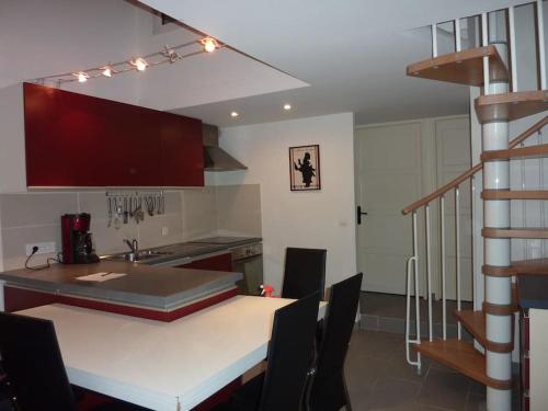 une cuisine et une salle à manger avec une table et des chaises dans l'établissement Le Grenade - Spacieux 2 chambres Cannes centre 5min à pied, à Cannes