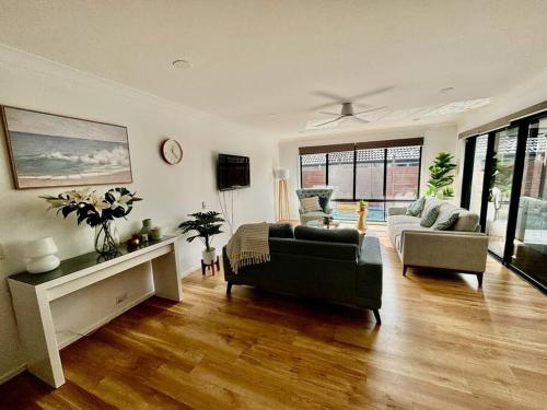 Χώρος καθιστικού στο 3 Bed Modern Home, Spacious Oasis & Pool