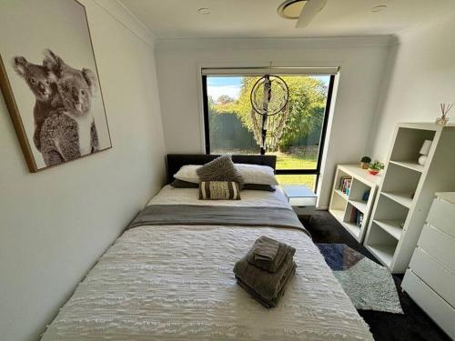 Ένα ή περισσότερα κρεβάτια σε δωμάτιο στο 3 Bed Modern Home, Spacious Oasis & Pool
