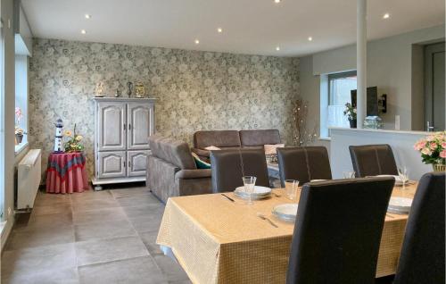 a dining room with a table and chairs and a kitchen at Cozy Home In Merkem With Wifi in Merkem