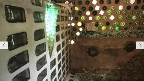 小玉米岛Casa Botella的浴室的墙上挂满了瓶子
