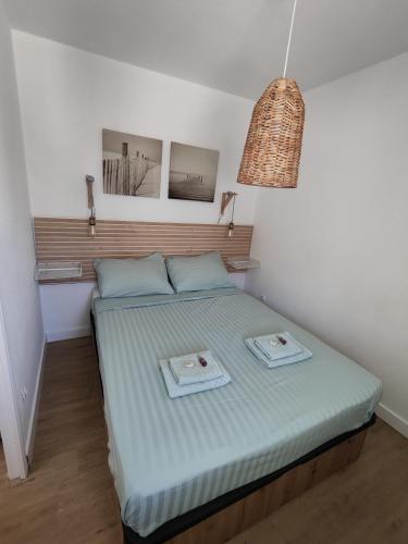 - une chambre dotée d'un lit avec deux assiettes dans l'établissement Appartement Quai Vauban, à Sète