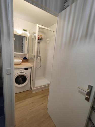 une salle de bains blanche avec un lave-linge et un lave-linge. dans l'établissement Appartement Quai Vauban, à Sète