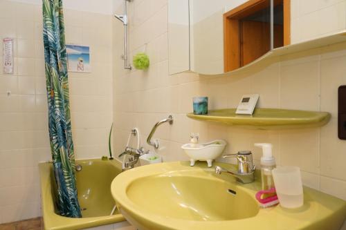 a bathroom with a sink and a mirror at Küstenliebe Cuxhaven 1 in Cuxhaven