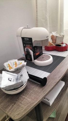 a counter top with a coffee maker and a mixer at Perla marina in Avola