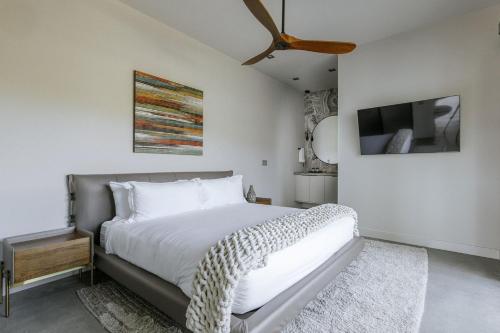 Vanguard by Fieldtrip 5 Bd Private Luxury with Infinity Pool Game Roomにあるベッド