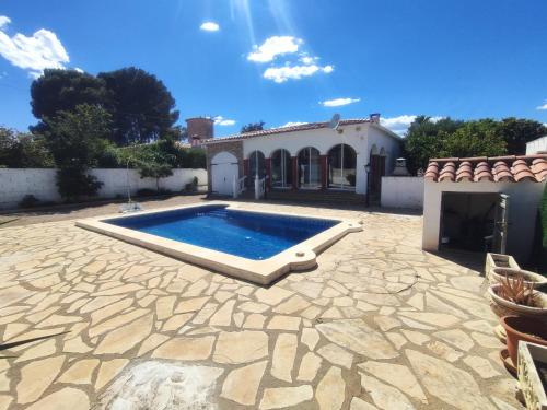 Private house with pool and BBQ