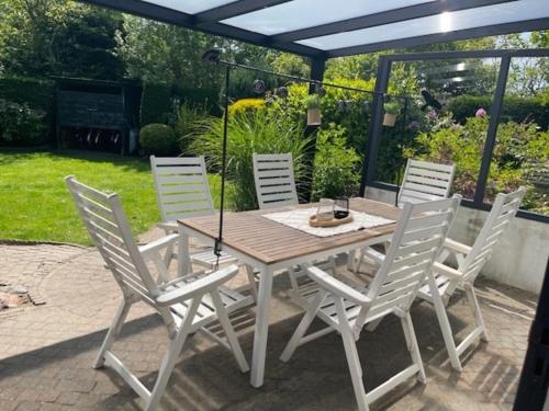 Zahrada ubytování 70 qm grosser gepflegter, ruhiger Bungalow, Strandnah mit großen, uneinsehbaren Garten, Terrassenüberdachung