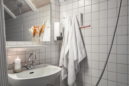 a white bathroom with a sink and a mirror at Lindvig - Ferie i naturen in Nymindegab