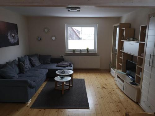 una sala de estar con un sofá y una mesa en Ferienhaus Möller, en Waldeck